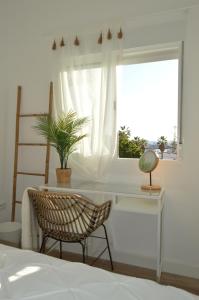 阿罗纳Rosamar 211 Los Cristianos Ocean Views的一间卧室配有桌子、椅子和窗户