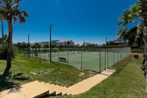 阿兰瑟斯港On the Half Shell - Condo的棕榈树公园内的网球场