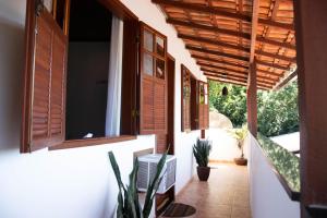 阿布拉奥Suites Casa Azul-Vila do Abraão- conforto, limpeza, ótima localização的享有房屋外景,设有窗户和门廊