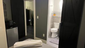 劳德代尔堡HEART OF WILTON MANORS的浴室配有白色卫生间和盥洗盆。