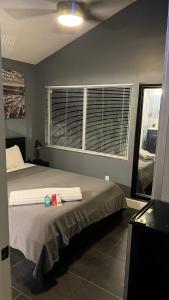 劳德代尔堡HEART OF WILTON MANORS的一间卧室设有一张床和一个窗口
