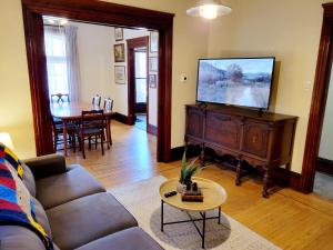 汉密尔顿Dundurn Dwelling-Charming Century Home的带沙发和平面电视的客厅