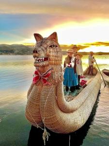 普诺Uros Walysuma Titicaca Lodge的水中龙船的一大雕像