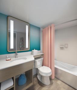 檀香山The Twin Fin Hotel的浴室配有盥洗盆、卫生间和浴缸。