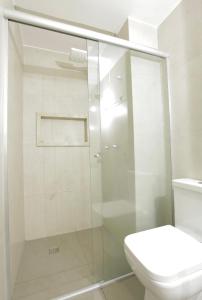 戈亚尼亚Apartamento 1009的一间带卫生间的浴室内的玻璃淋浴间