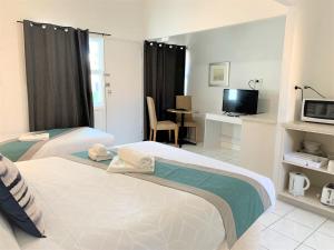 黄金海岸Aqua Blue Motel的酒店客房设有两张床和电视。