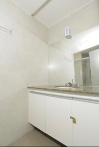 戈亚尼亚Apartamento 1009的白色的浴室设有水槽和镜子