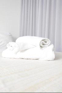 戈亚尼亚Apartamento 1009的床上的一大堆毛巾