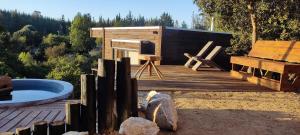 皮奇勒姆Cabañas Tierra Linda的木甲板设有热水浴池和长凳