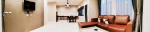 Ban Huai Phaiเขาค้อคริสตัลวิว,Khao kho Crystal View的带沙发和电视的客厅