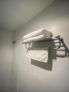 民都鲁New World Express Motel的浴室内带毛巾的毛巾架
