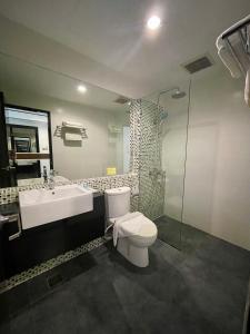 民都鲁New World Express Motel的浴室配有卫生间、盥洗盆和淋浴。