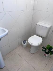 波萨达斯Hermoso duplex en barrio cerrado的白色的浴室设有卫生间和水槽。