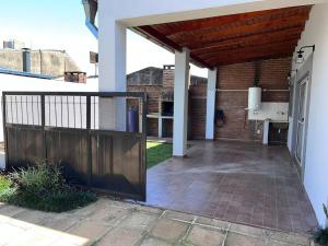 波萨达斯Hermoso duplex en barrio cerrado的室外庭院设有木门和砖墙