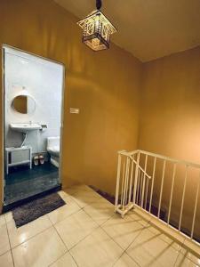 仙本那ANG LEE HOLIDAY HOME 2的客房设有带水槽和吊灯的浴室。