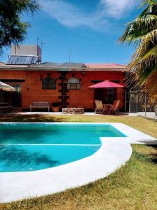 圣胡安德里奥Casa Ikal en San Juan del Rio con Alberca y Temazcal.的房屋前有游泳池的房子