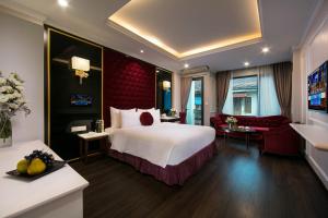 河内Flora Centre Hotel & Spa的卧室配有一张白色大床和红色墙壁