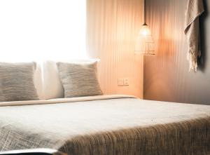 金边伊吕波花园酒店及度假村的一间卧室设有一张大床和窗户