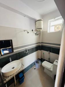 瑞诗凯诗Skyard Premium, Tapovan的一间带水槽和卫生间的浴室