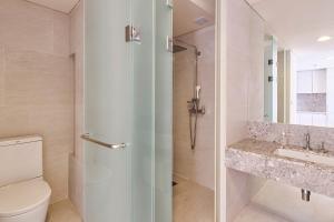 西归浦市蓝岛酒店的带淋浴、卫生间和盥洗盆的浴室