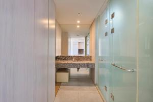西归浦市蓝岛酒店的浴室设有长长的走廊和水槽