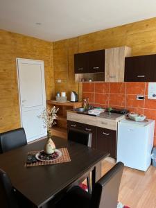 沙巴茨Apartments Vila Brzi & Beka的厨房配有桌子和白色冰箱。