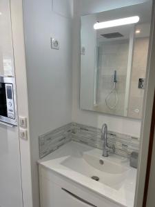 阿格德角Golden Paradise 007 Port Nat的白色的浴室设有水槽和镜子