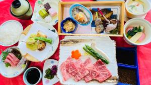宫崎青岛太阳阁格兰蒂亚路线酒店的餐桌上放着食物和碗