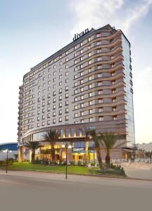 梅尔辛梅尔辛迪万酒店的一座大型酒店建筑,前面有棕榈树