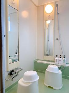 北斗oyado nanahoshi - Vacation STAY 59285v的浴室设有2张白色凳子和1面镜子