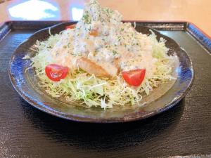 北斗oyado nanahoshi - Vacation STAY 59285v的餐桌上放有肉和蔬菜的面食盘