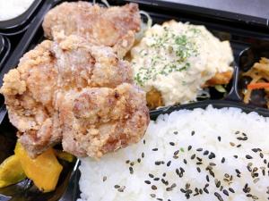 北斗oyado nanahoshi - Vacation STAY 59285v的午餐盒,包括米饭和肉类及蔬菜