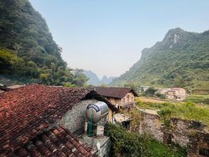 高平Homestay Bản Giốc- Tay's Traditional Village的一组背景为山脉的建筑