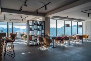 古多里Gogi Ski Resort的用餐室设有桌椅和窗户。