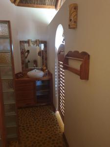 贝岛villa nosy détente的一间带水槽和镜子的浴室
