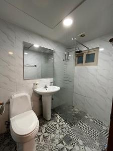 釜山Ssangma Motel的一间带卫生间和水槽的浴室