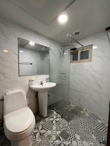 釜山Ssangma Motel的一间带卫生间和水槽的浴室