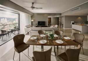 吉隆坡TRILLION SUITES by SLG的用餐室以及带桌椅的起居室。