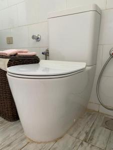 沙姆沙伊赫Mazarita Beach Residence的浴室设有白色卫生间和水槽