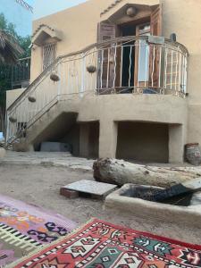 沙姆沙伊赫Mazarita Beach Residence的带阳台的房子,前面有地毯