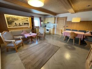 Sankt Veit in Defereggen阿尔彭加斯托夫皮希勒酒店的一间带桌椅的客厅和一间厨房