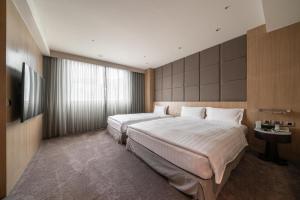 安平区台邦商旅的酒店客房设有两张床和电视。