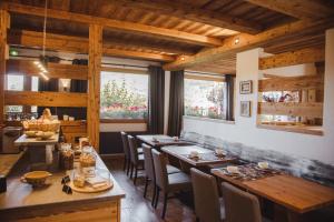 大博尔南Chalet-Hotel et Spa Le Delta的用餐室配有木桌和椅子
