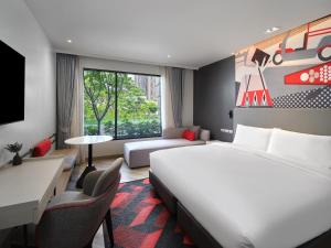 曼谷曼谷素坤逸奥克伍德华庭工作室酒店的配有一张床和一张书桌的酒店客房