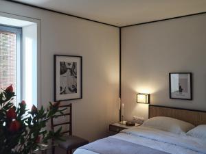 雅典The Twentyone的一间卧室设有一张床和一个窗口