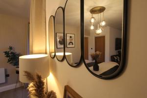 布里斯托Alba - 2 Bedroom Luxury Apartment by Mint Stays的墙上的镜子,房间里的床