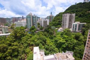 香港創富酒店 China Rich Hotel的享有城市高楼和树木的景致