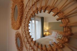 布里斯托Evergreen - 2 Bed Luxury Apartment by Mint Stays的卧室配有墙上的大镜子