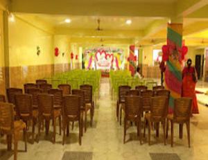 王舍城Hotel Glory Grand, Rajgir的大房间,配有桌椅