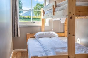 NesnaTopcamp Havblikk - Helgeland的带窗户的客房内的双层床